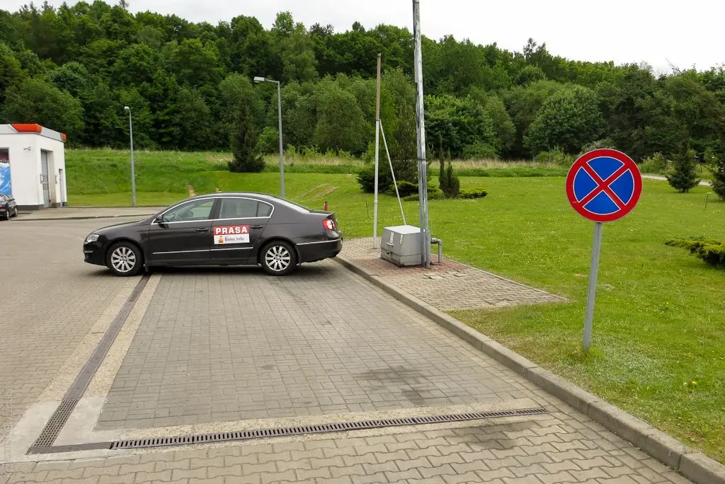 Auto stojące za znakiem zakaz zatrzymywania się