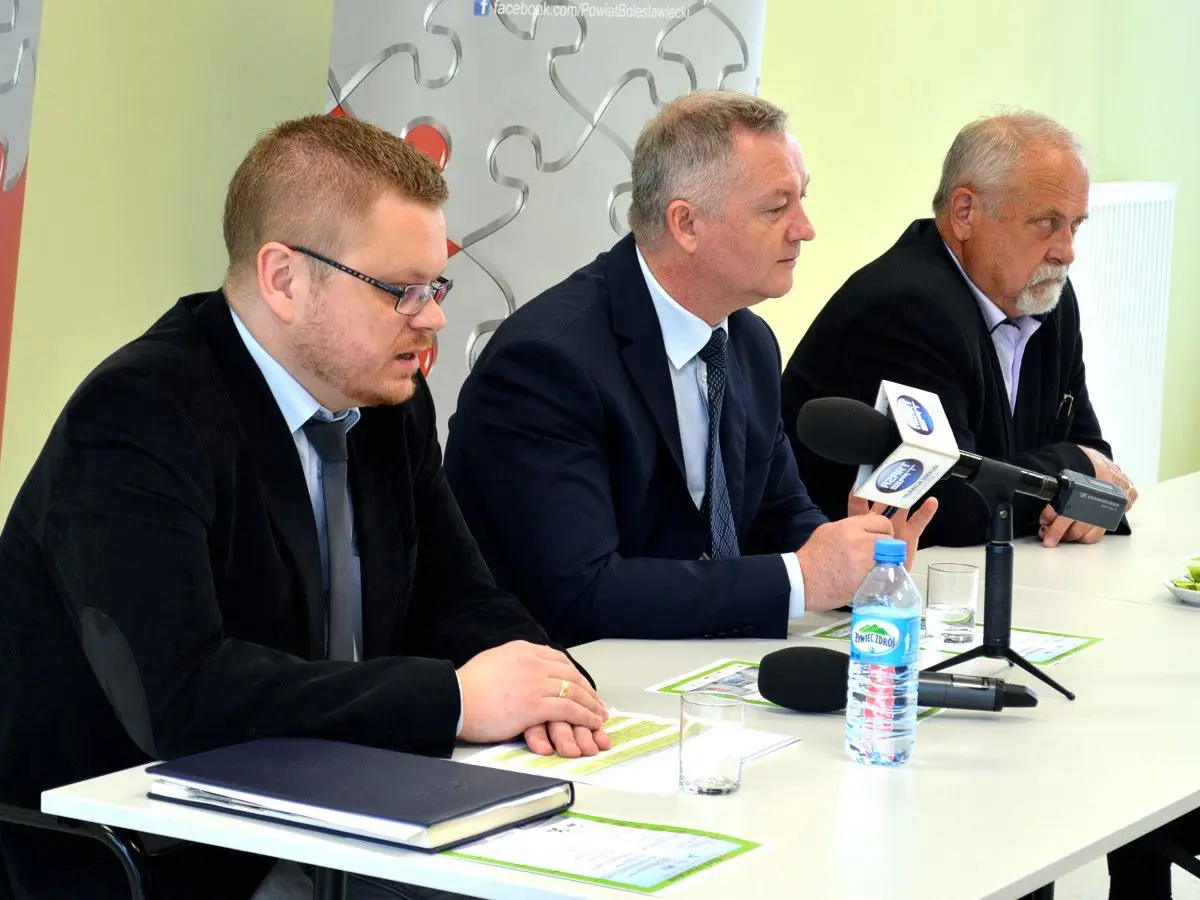 sekretarz Powiatu Radosław Palczewski, starosta bolesławiecki Dariusz Kwaśniewski i przewodniczący Rady Powiatu Bolesławieckiego Karol Stasik