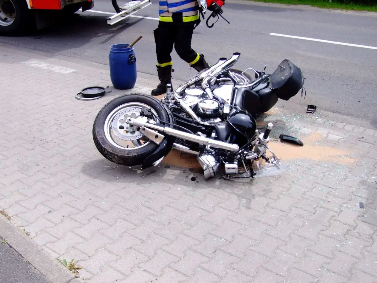 Zderzenie motocykla z autem w Łaziskach
