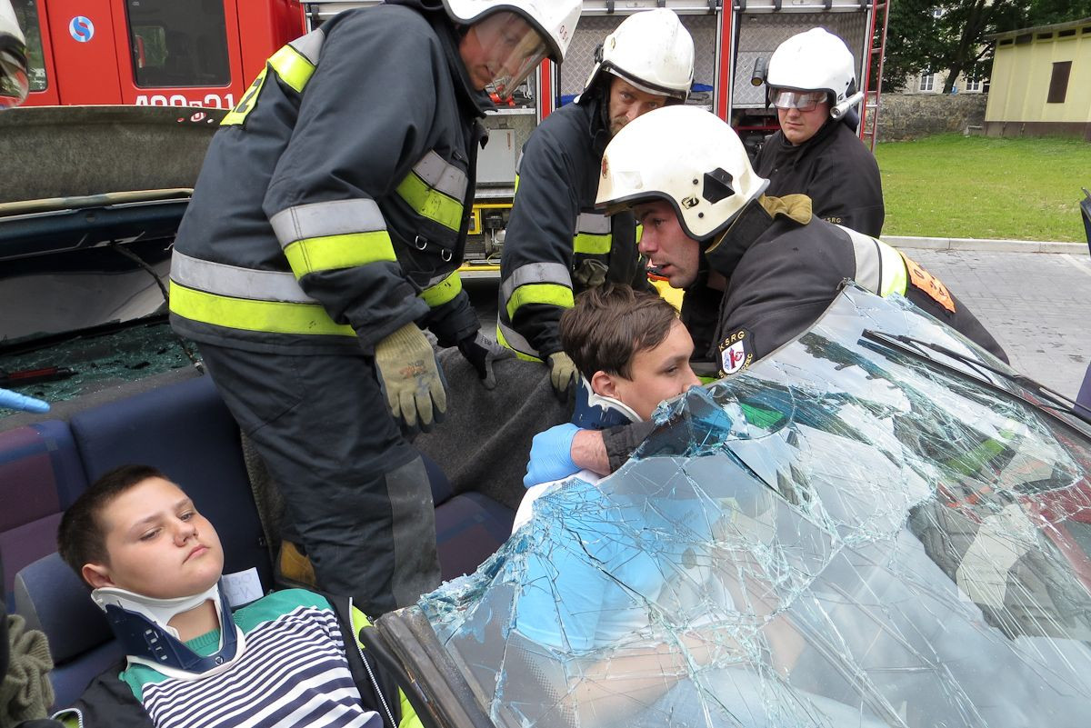 Strażacy uratowali trzy osoby z wypadku samochodowego