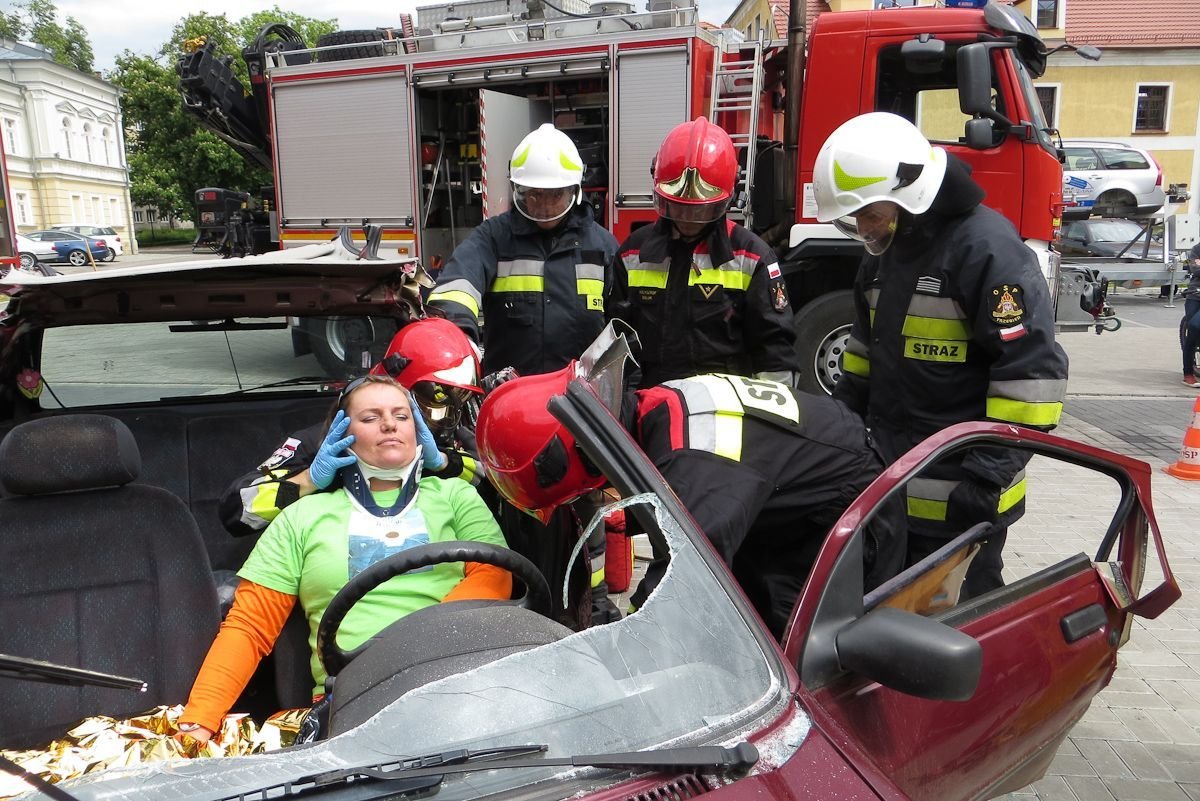 Strażacy uratowali trzy osoby z wypadku samochodowego