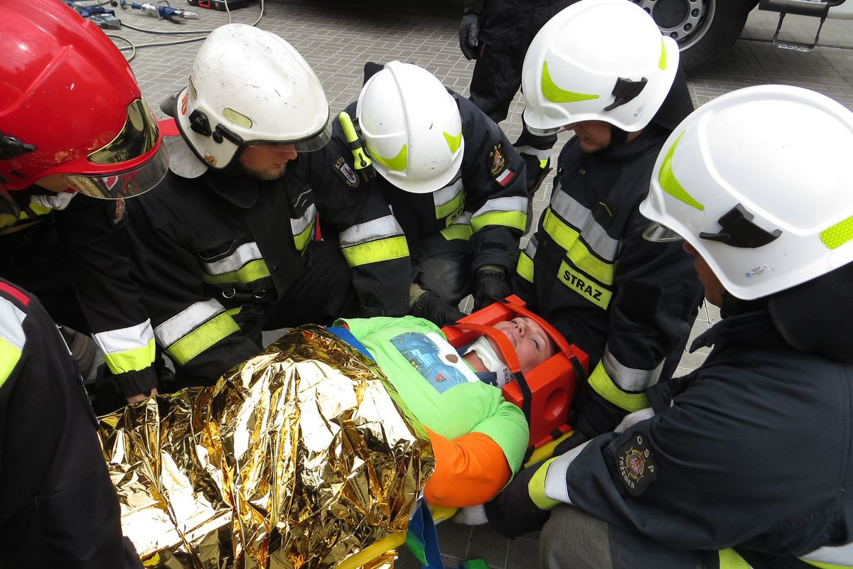 Strażacy uratowali trzy osoby z wypadku samochodowego