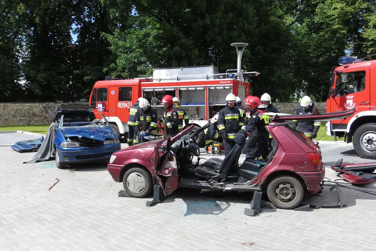 Strażacy uratowali trzy osoby z wypadku samochodowego