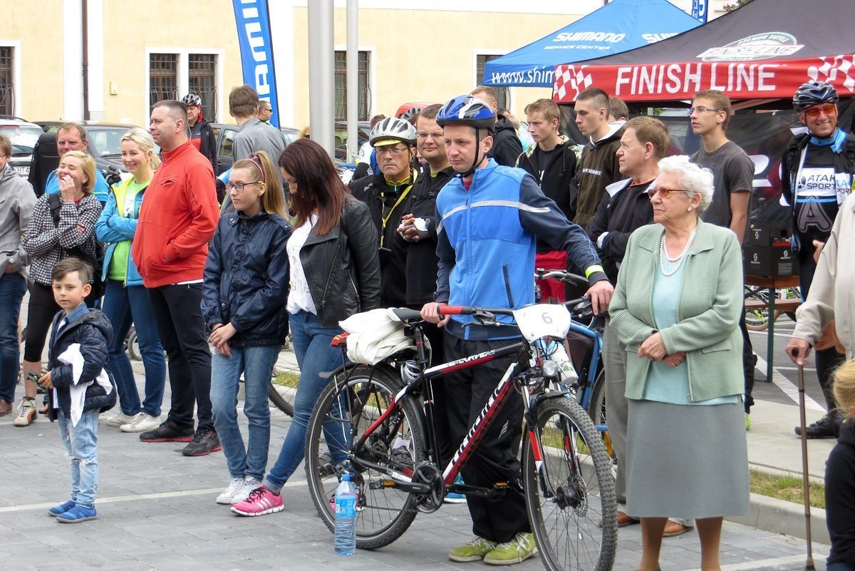 Strażacy uratowali trzy osoby z wypadku samochodowego