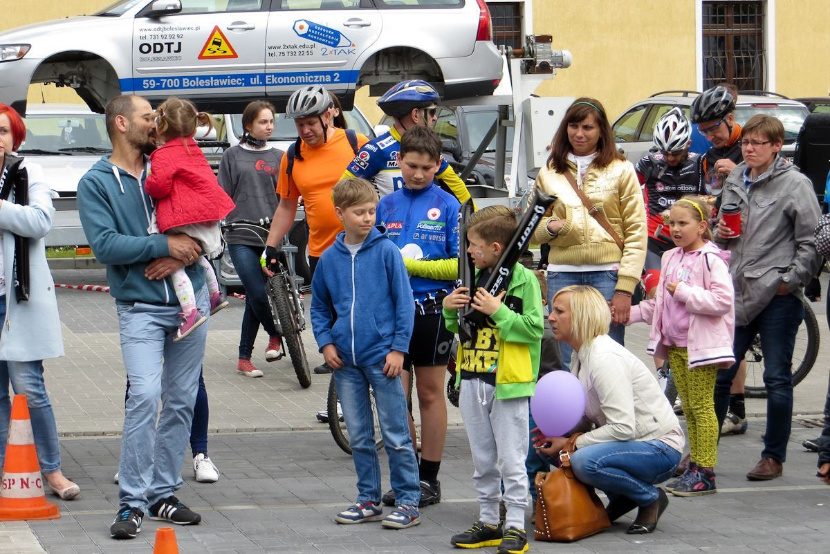 Strażacy uratowali trzy osoby z wypadku samochodowego