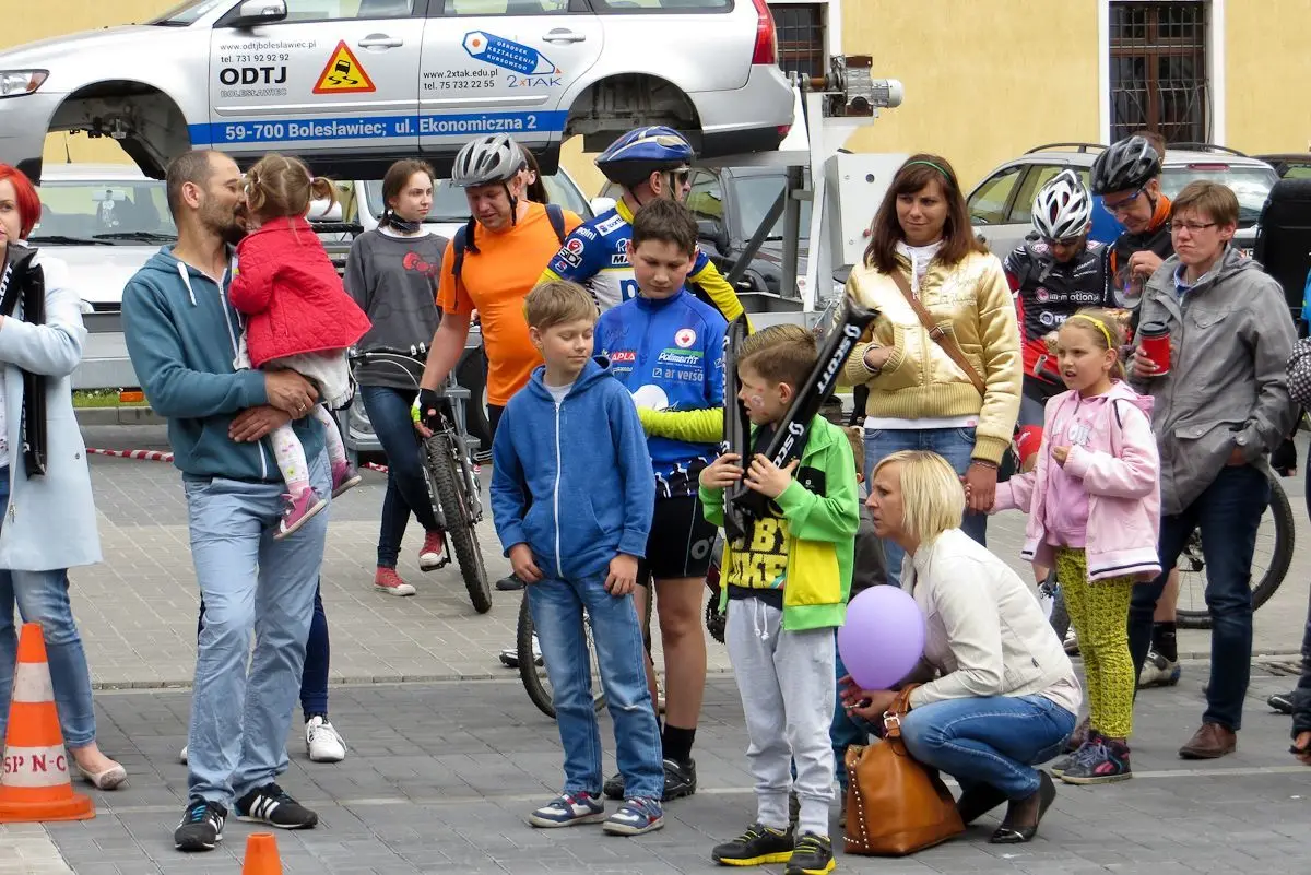 Strażacy uratowali trzy osoby z wypadku samochodowego