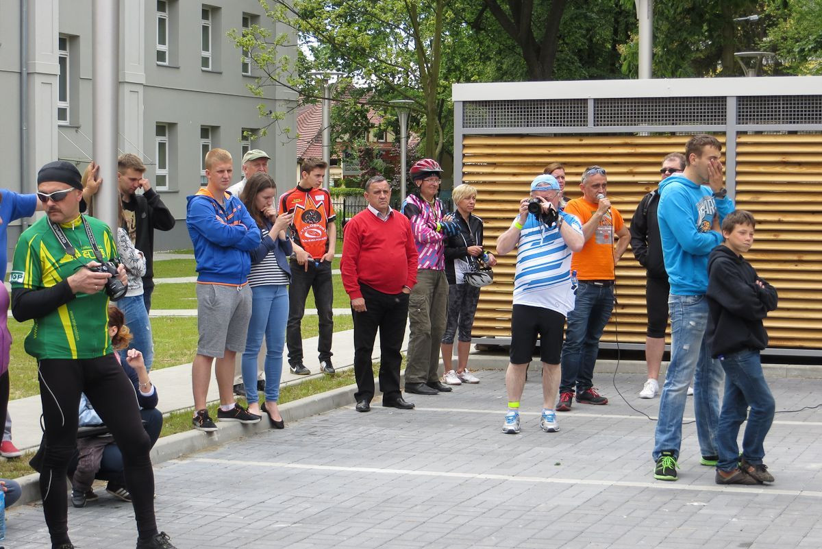 Strażacy uratowali trzy osoby z wypadku samochodowego