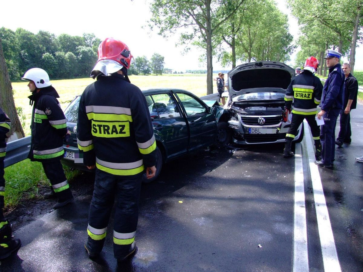 Czołowe zderzenie dwóch Volkswagenów