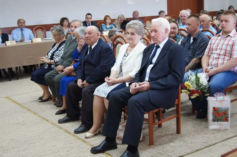 Wójt wręcza medale od Prezydenta Polski parom małżeńskim za długoletnie pożycie
