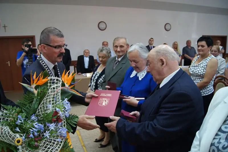 Wójt wręcza medale od Prezydenta Polski parom małżeńskim za długoletnie pożycie