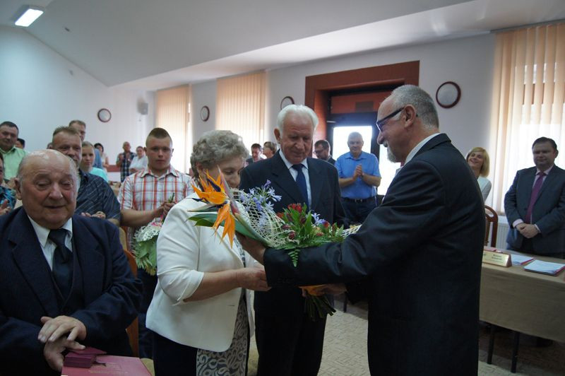 Wójt wręcza medale od Prezydenta Polski parom małżeńskim za długoletnie pożycie