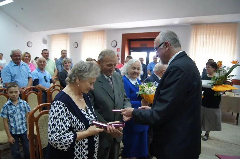 Wójt wręcza medale od Prezydenta Polski parom małżeńskim za długoletnie pożycie
