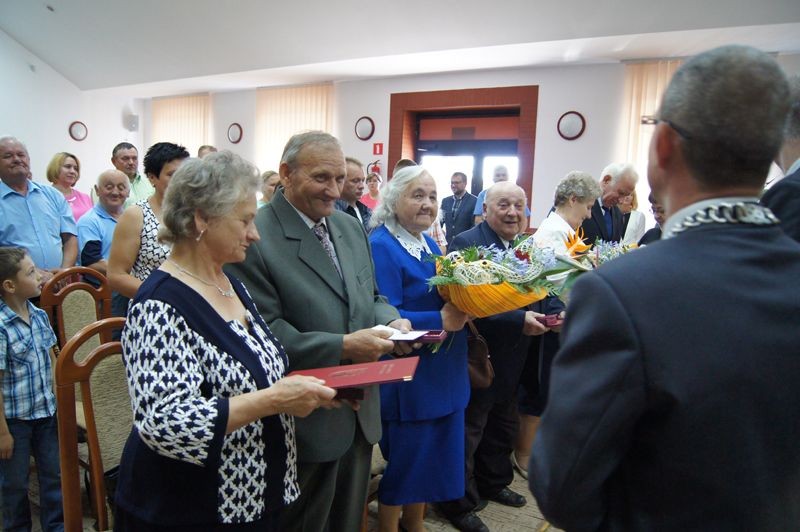 Wójt wręcza medale od Prezydenta Polski parom małżeńskim za długoletnie pożycie