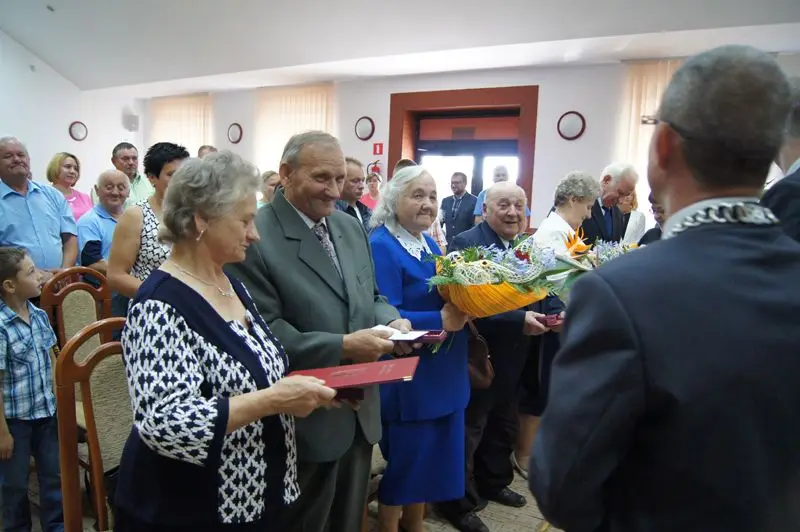 Wójt wręcza medale od Prezydenta Polski parom małżeńskim za długoletnie pożycie