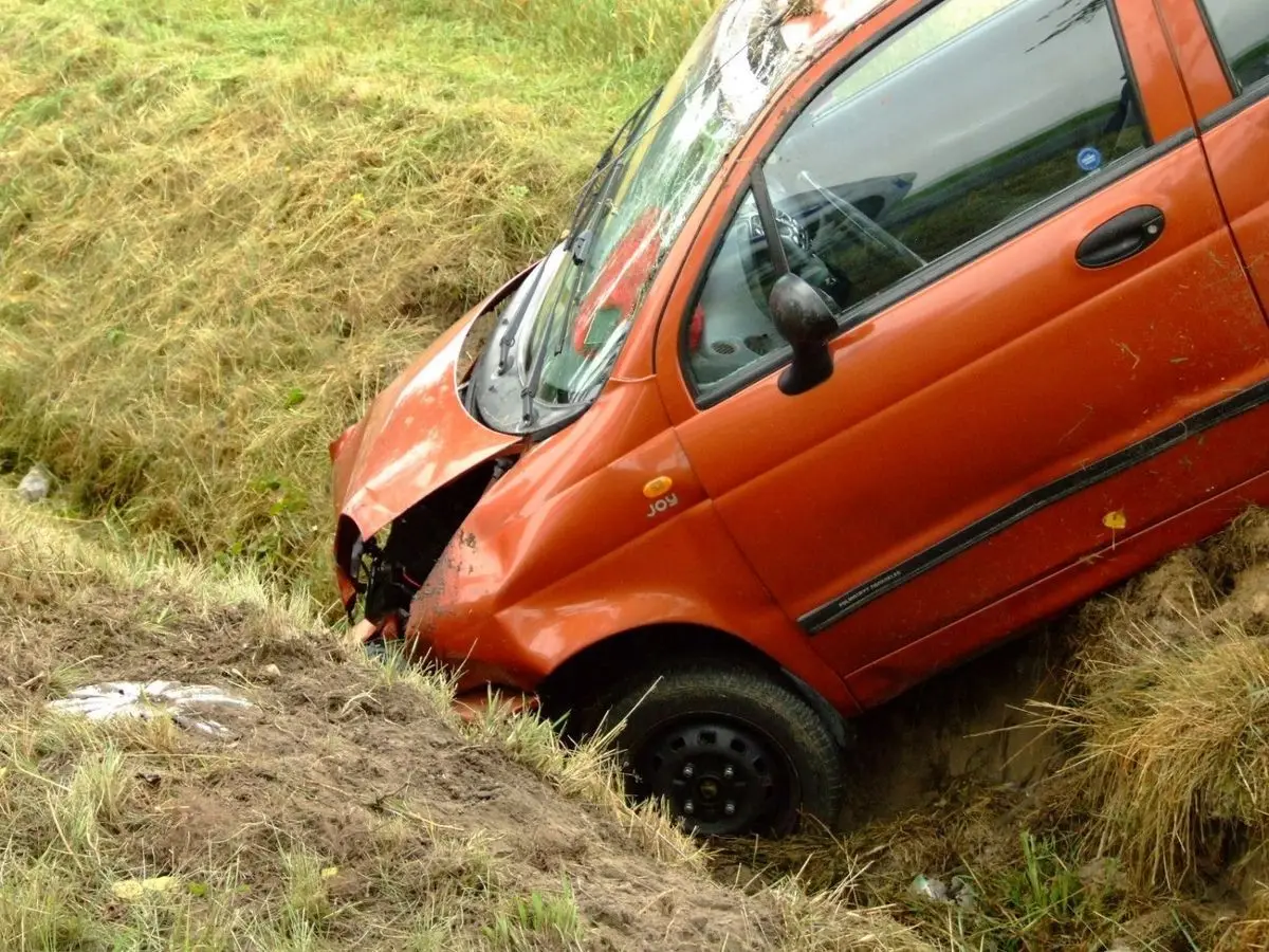 Auto dachowało między Wartą Bolesławiecką a Iwinami