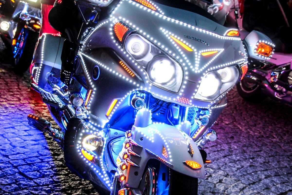 Kilkaset kolorowych motocykli na bolesławieckim rynku