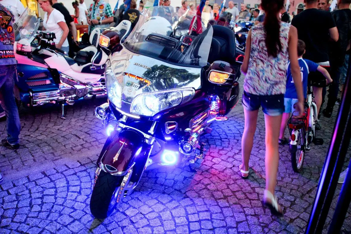 Kilkaset kolorowych motocykli na bolesławieckim rynku