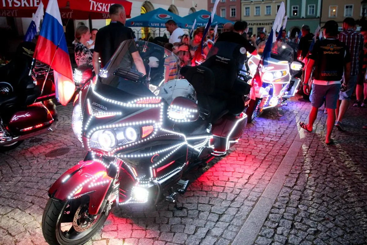 Kilkaset kolorowych motocykli na bolesławieckim rynku