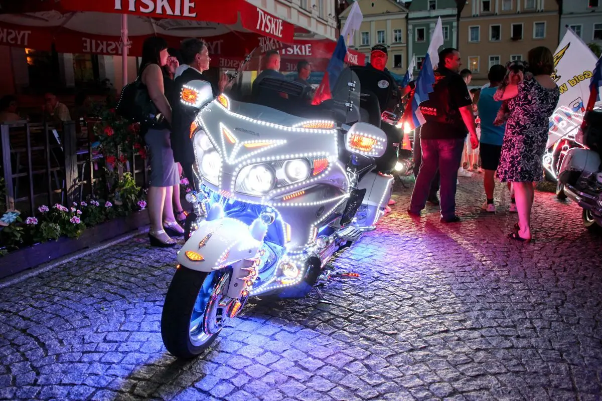 Kilkaset kolorowych motocykli na bolesławieckim rynku
