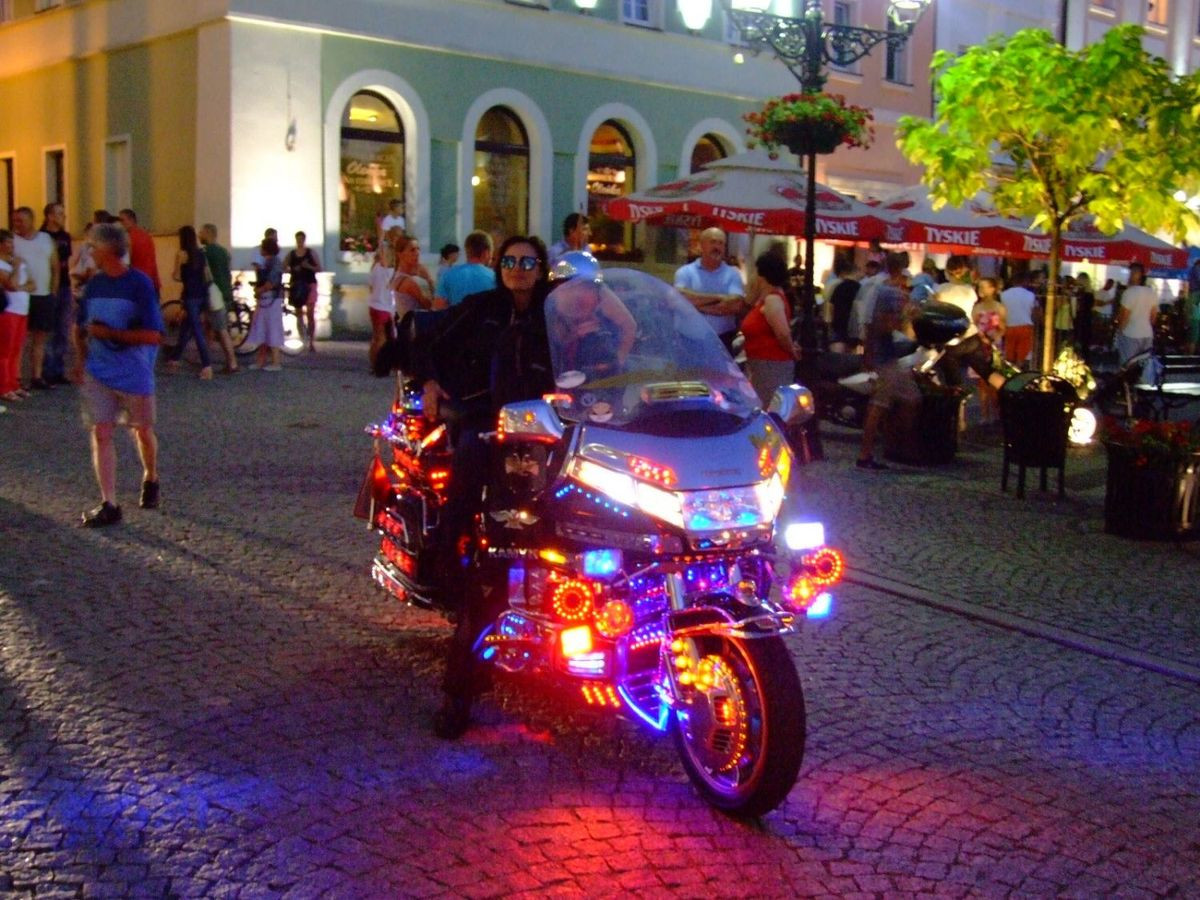 Kilkaset kolorowych motocykli na bolesławieckim Rynku