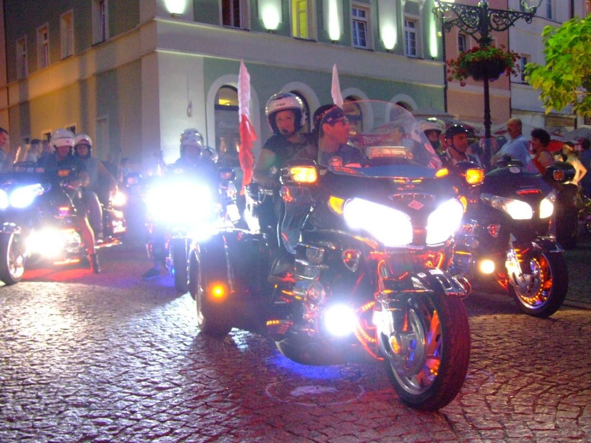 Kilkaset kolorowych motocykli na bolesławieckim Rynku