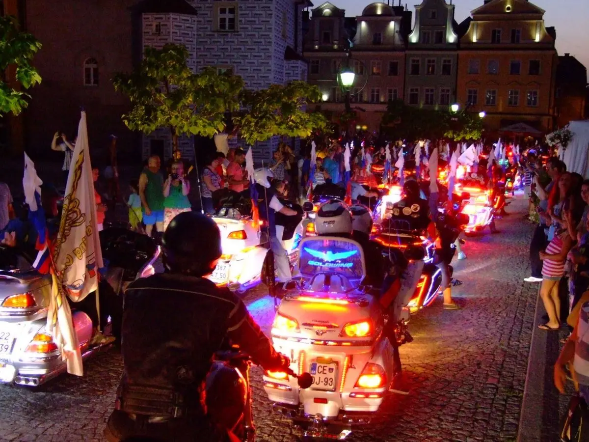 Kilkaset kolorowych motocykli na bolesławieckim Rynku