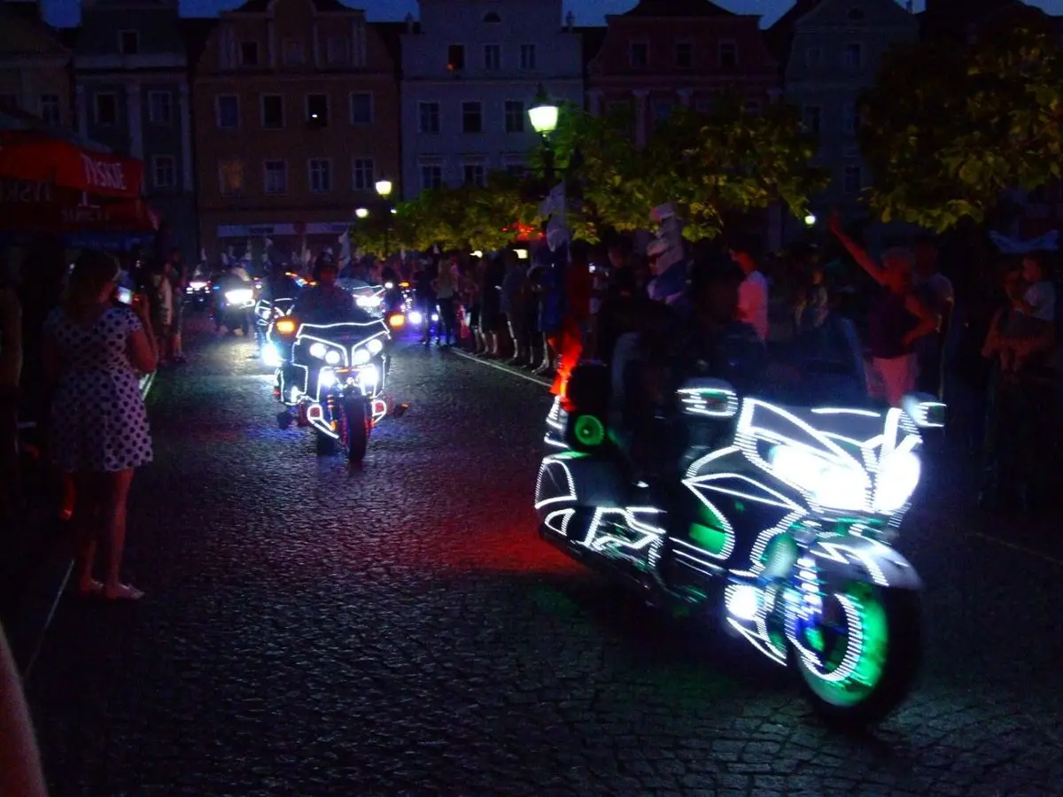 Kilkaset kolorowych motocykli na bolesławieckim Rynku