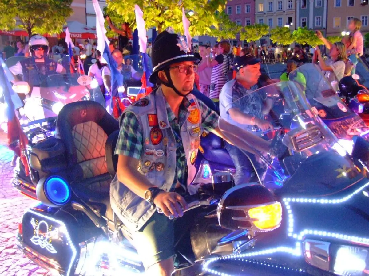 Kilkaset kolorowych motocykli na bolesławieckim Rynku