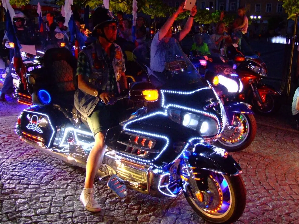 Kilkaset kolorowych motocykli na bolesławieckim Rynku