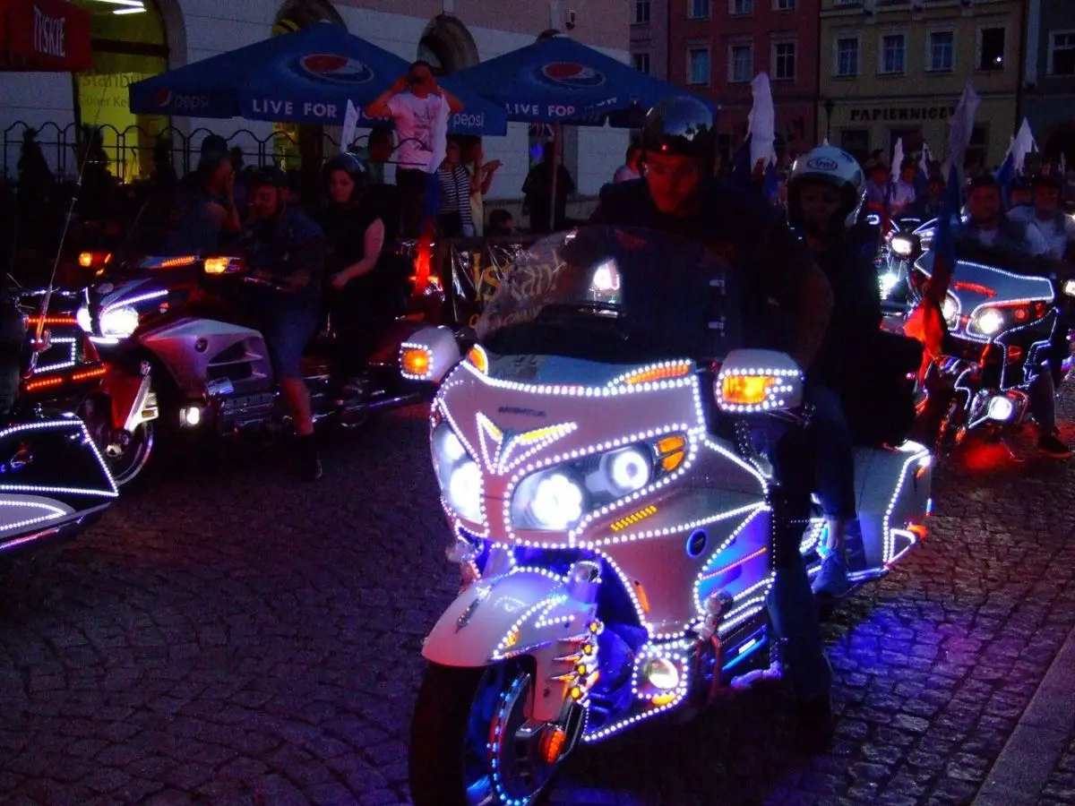 Kilkaset kolorowych motocykli na bolesławieckim Rynku