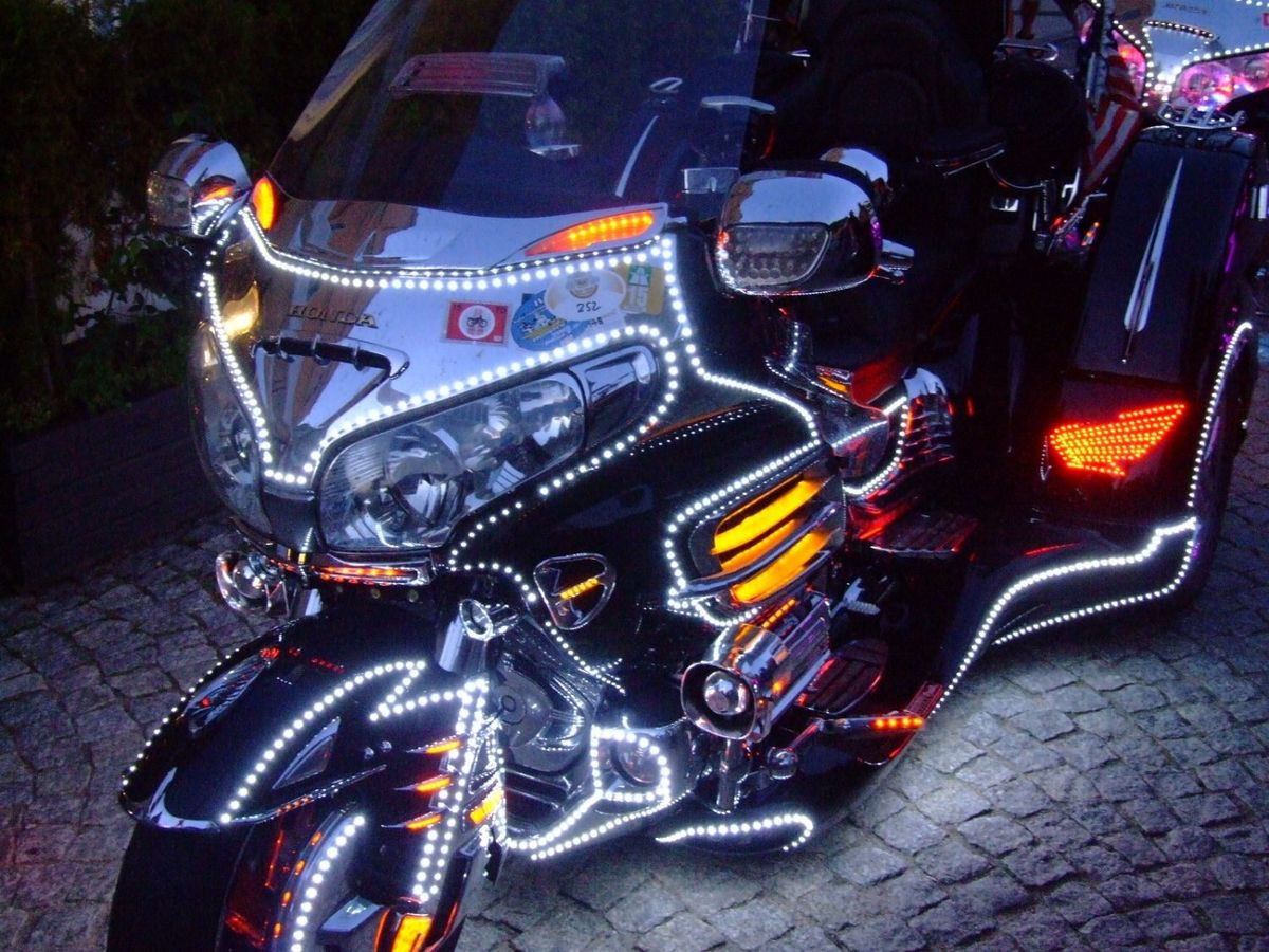 Kilkaset kolorowych motocykli na bolesławieckim Rynku