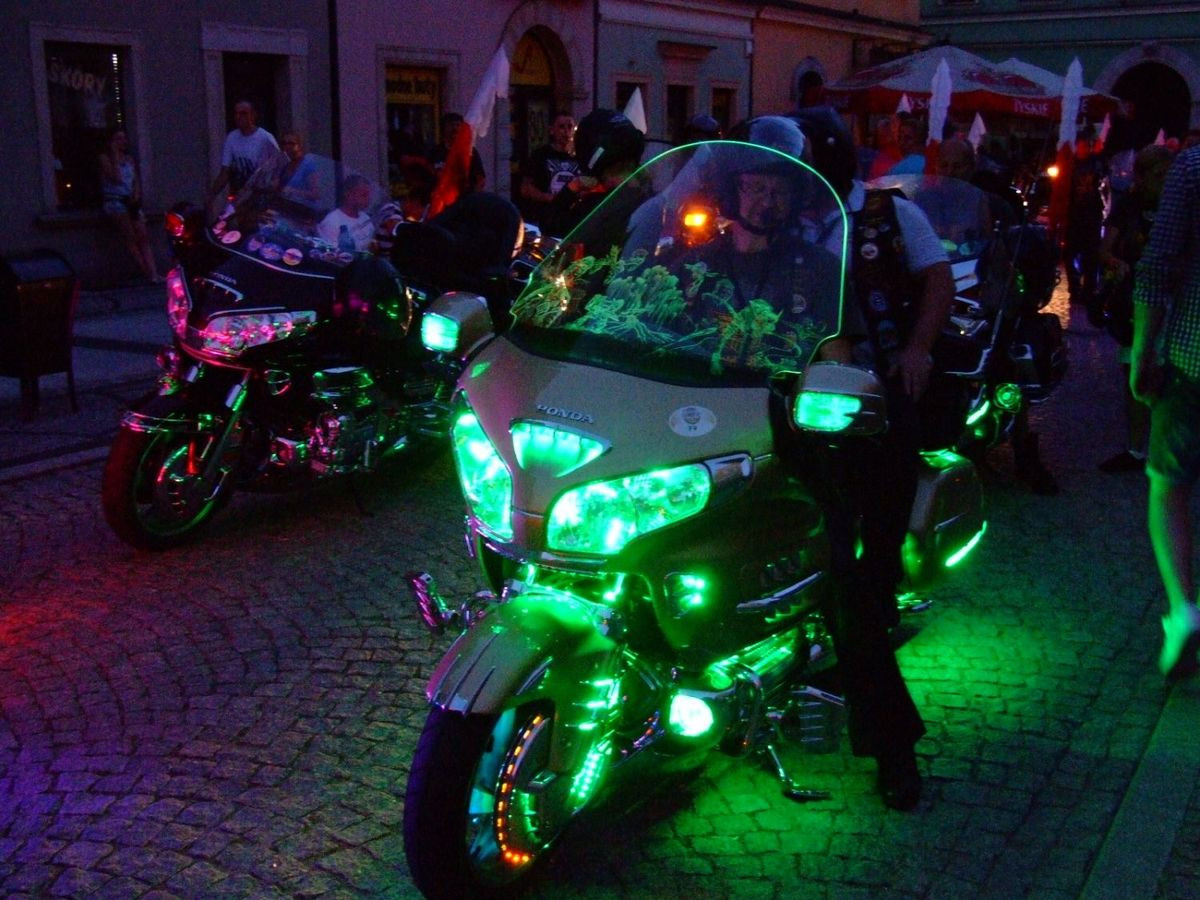 Kilkaset kolorowych motocykli na bolesławieckim Rynku