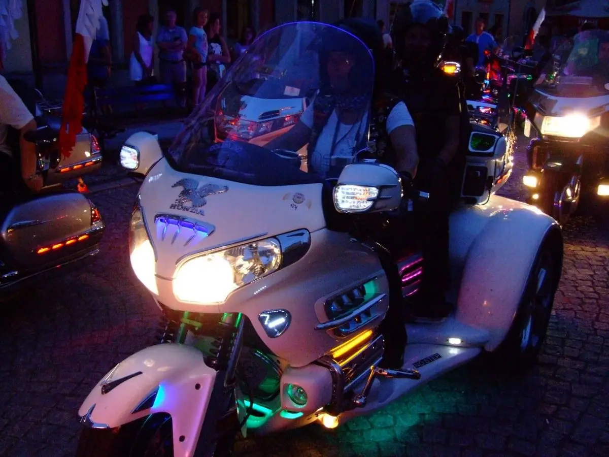 Kilkaset kolorowych motocykli na bolesławieckim Rynku