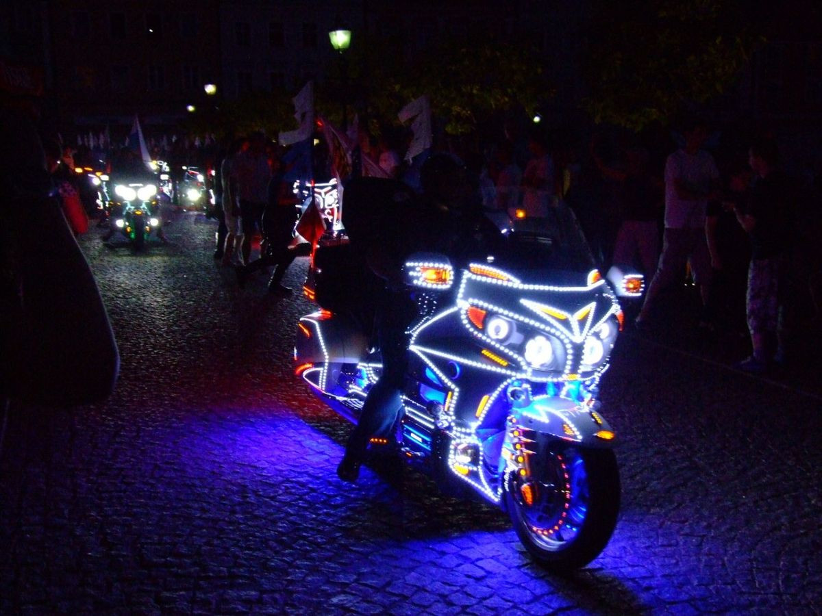 Kilkaset kolorowych motocykli na bolesławieckim Rynku