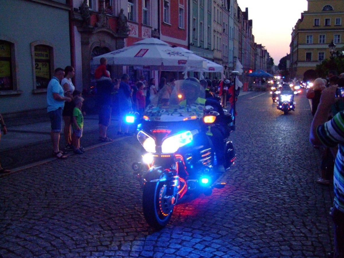 Kilkaset kolorowych motocykli na bolesławieckim Rynku