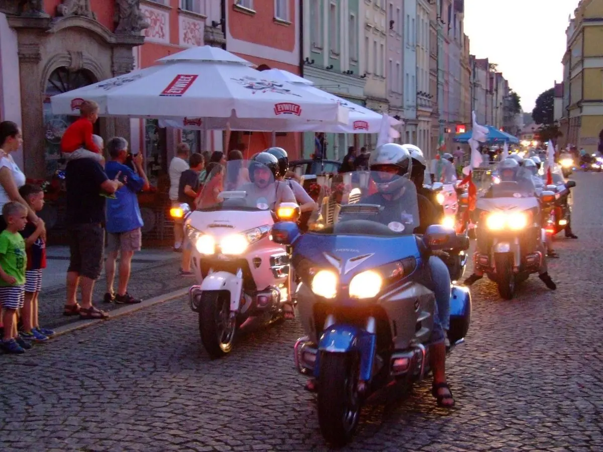 Kilkaset kolorowych motocykli na bolesławieckim Rynku