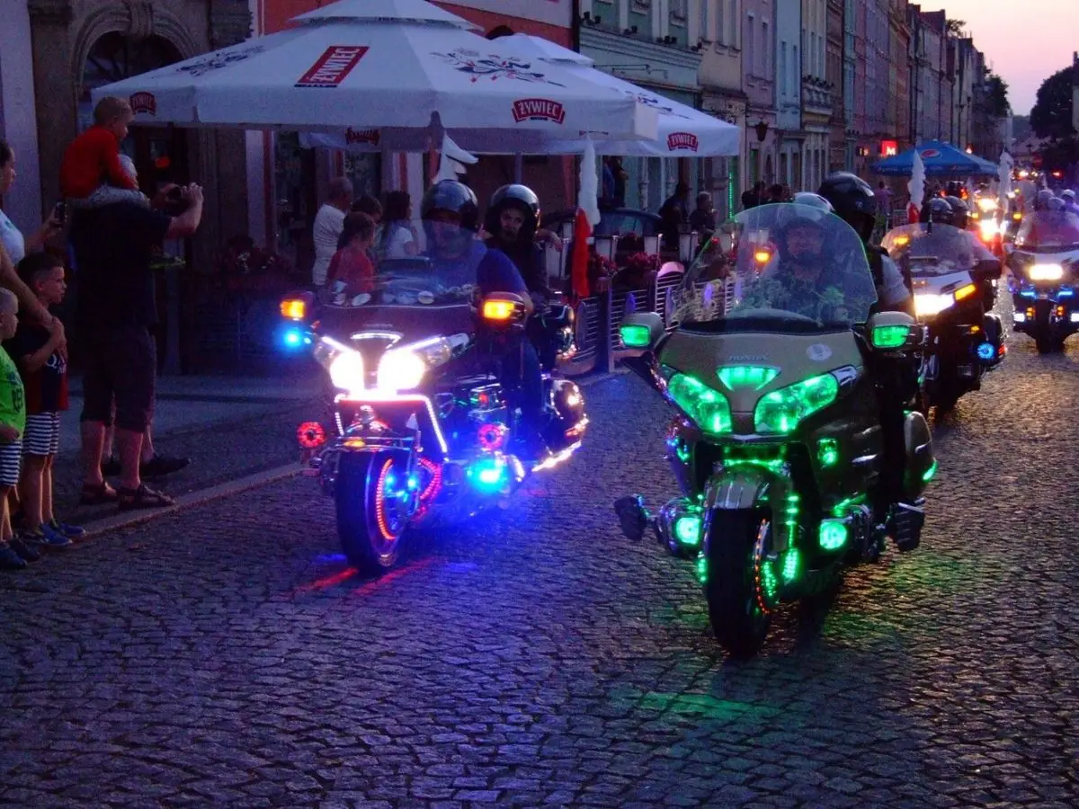 Kilkaset kolorowych motocykli na bolesławieckim Rynku