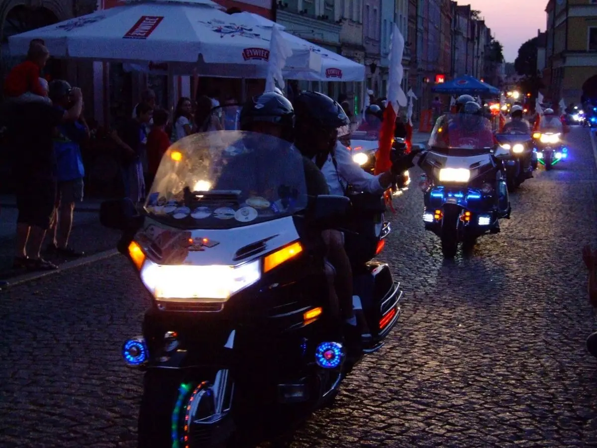 Kilkaset kolorowych motocykli na bolesławieckim Rynku