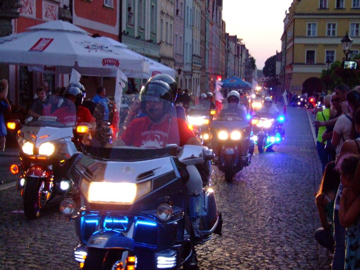 Kilkaset kolorowych motocykli na bolesławieckim Rynku