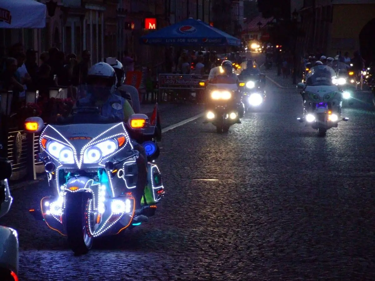 Kilkaset kolorowych motocykli na bolesławieckim Rynku