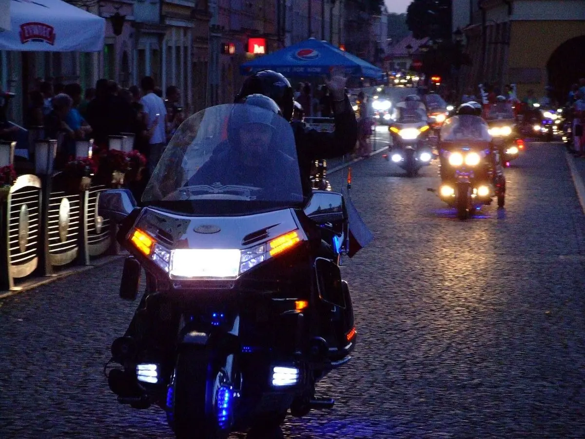Kilkaset kolorowych motocykli na bolesławieckim Rynku
