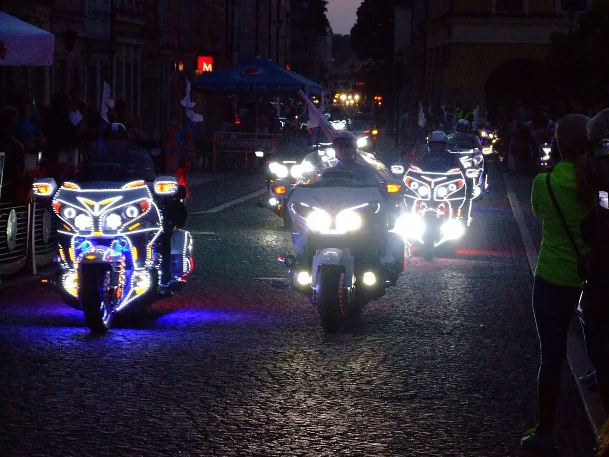 Kilkaset kolorowych motocykli na bolesławieckim Rynku