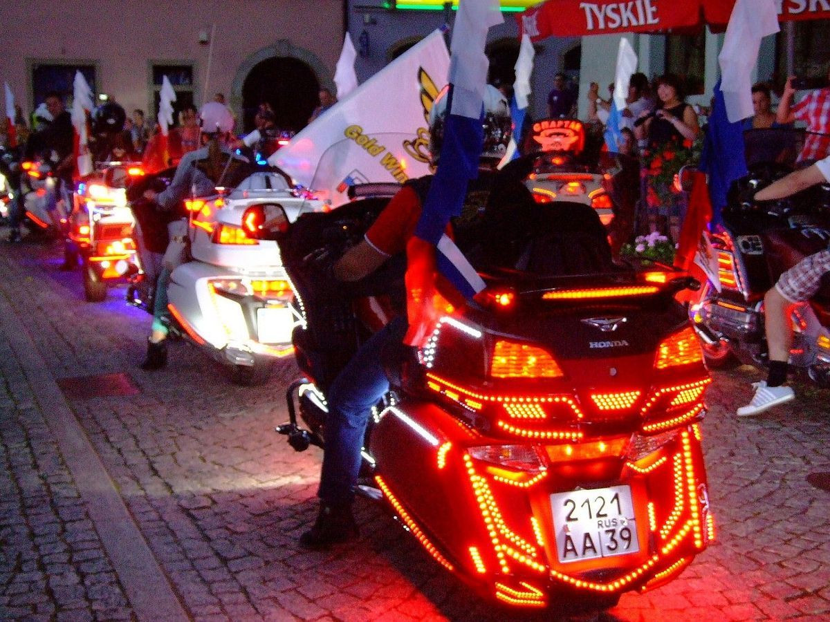 Kilkaset kolorowych motocykli na bolesławieckim Rynku