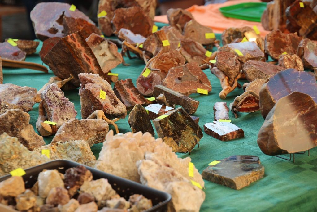 Minerały na stoiskach we Lwówku Śląskim