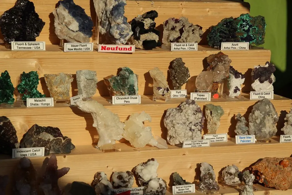 Minerały na stoiskach we Lwówku Śląskim