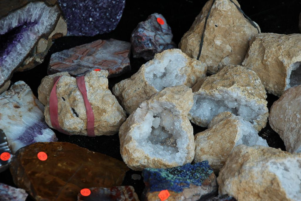 Minerały na stoiskach we Lwówku Śląskim