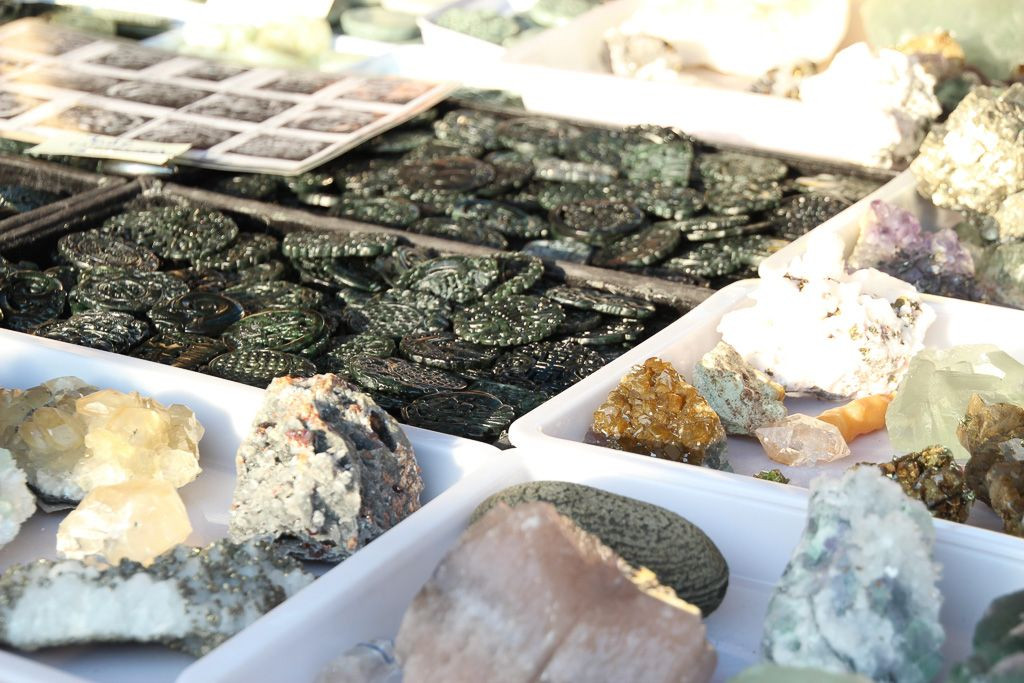 Minerały na stoiskach we Lwówku Śląskim