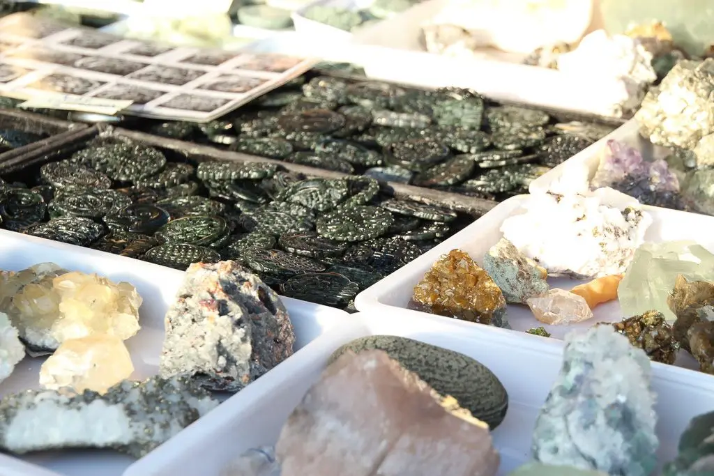 Minerały na stoiskach we Lwówku Śląskim