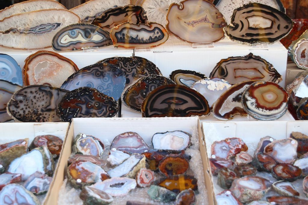 Minerały na stoiskach we Lwówku Śląskim