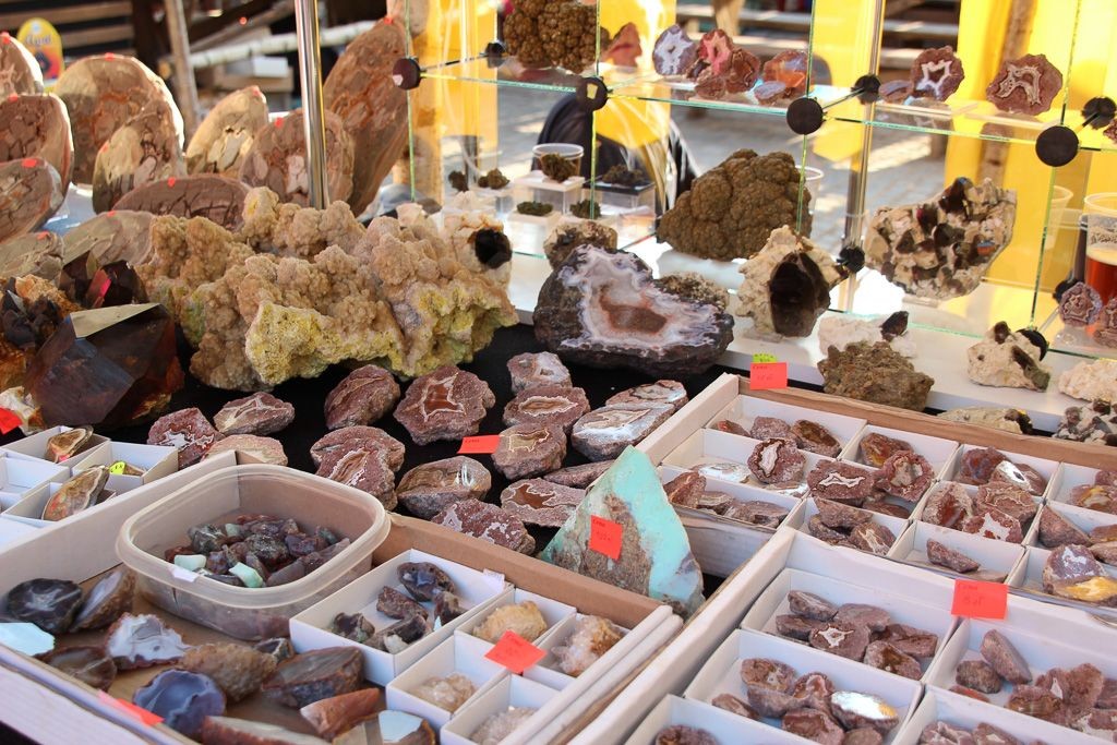Minerały na stoiskach we Lwówku Śląskim